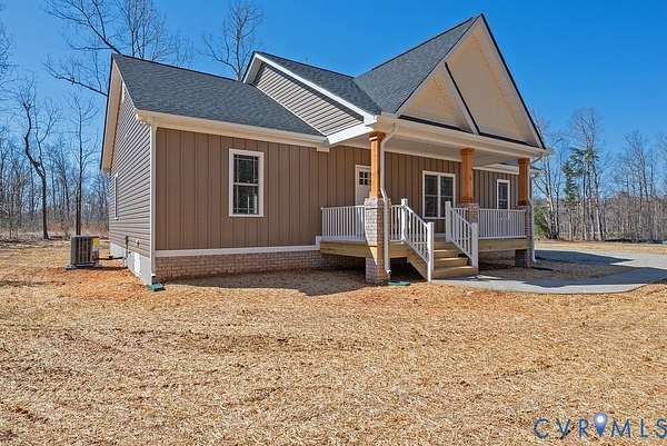 10.5 Acres of Land with Home for Sale in Appomattox, Virginia