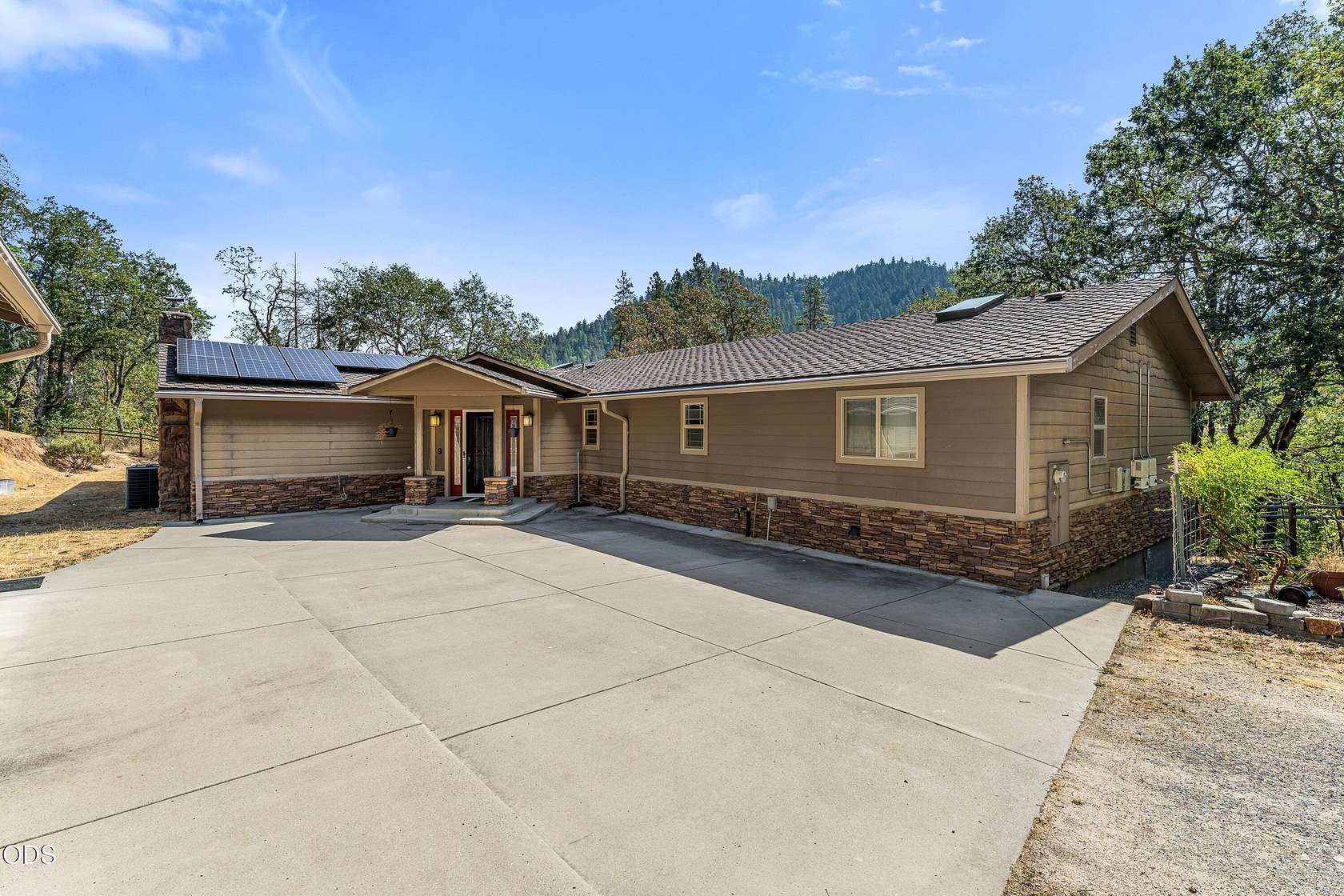 7.46 Acres of Land with Home for Sale in Rogue River, Oregon