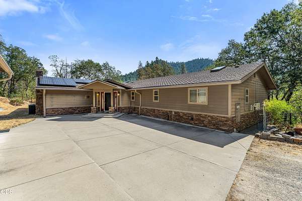 7.46 Acres of Land with Home for Sale in Rogue River, Oregon