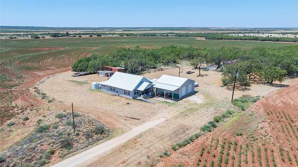 200 Acres of Land with Home for Sale in Sweetwater, Texas