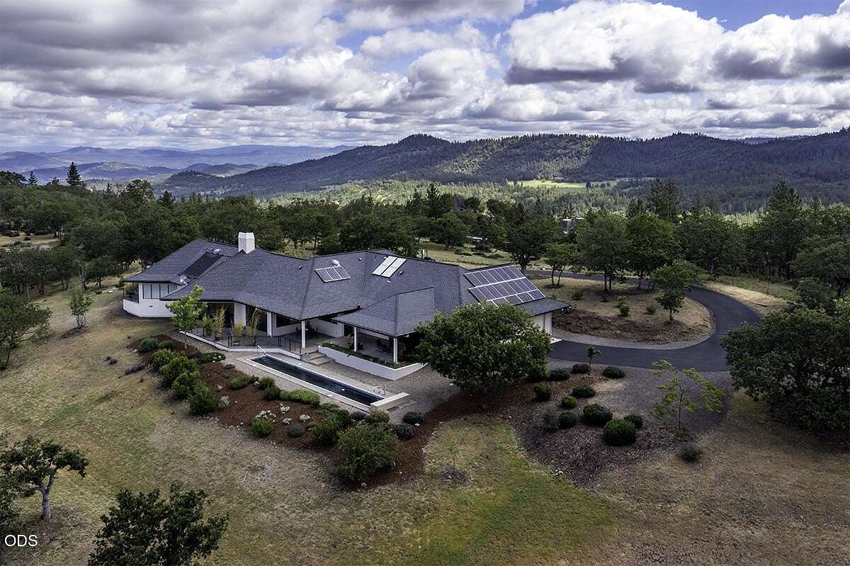 4.72 Acres of Land with Home for Sale in Medford, Oregon