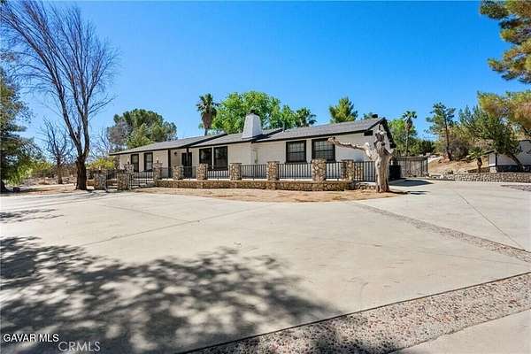 3.5 Acres of Land with Home for Lease in Palmdale, California