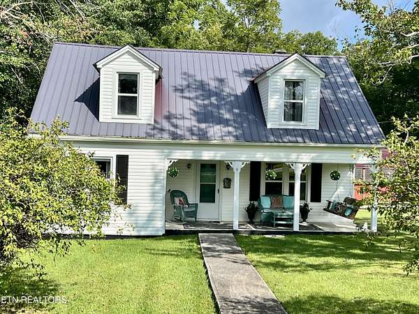 1.66 Acres of Land with Home for Sale in Sunbright, Tennessee