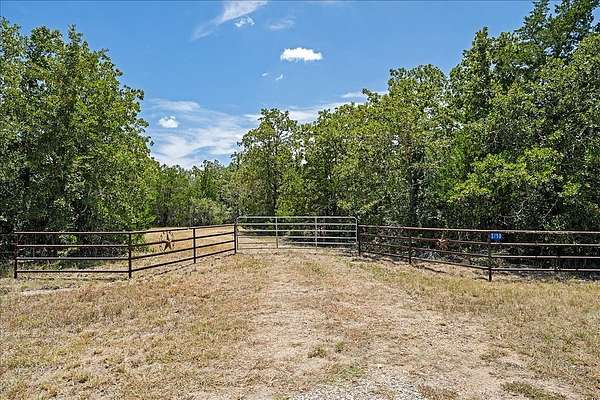 9 Acres of Residential Land for Sale in Muldoon, Texas