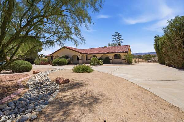 2.48 Acres of Land with Home for Lease in Quartz Hill, California