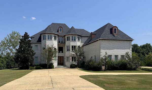 2.6 Acres of Land with Home for Sale in Tupelo, Mississippi
