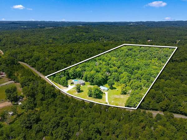 15.2 Acres of Land with Home for Sale in Columbia, Tennessee