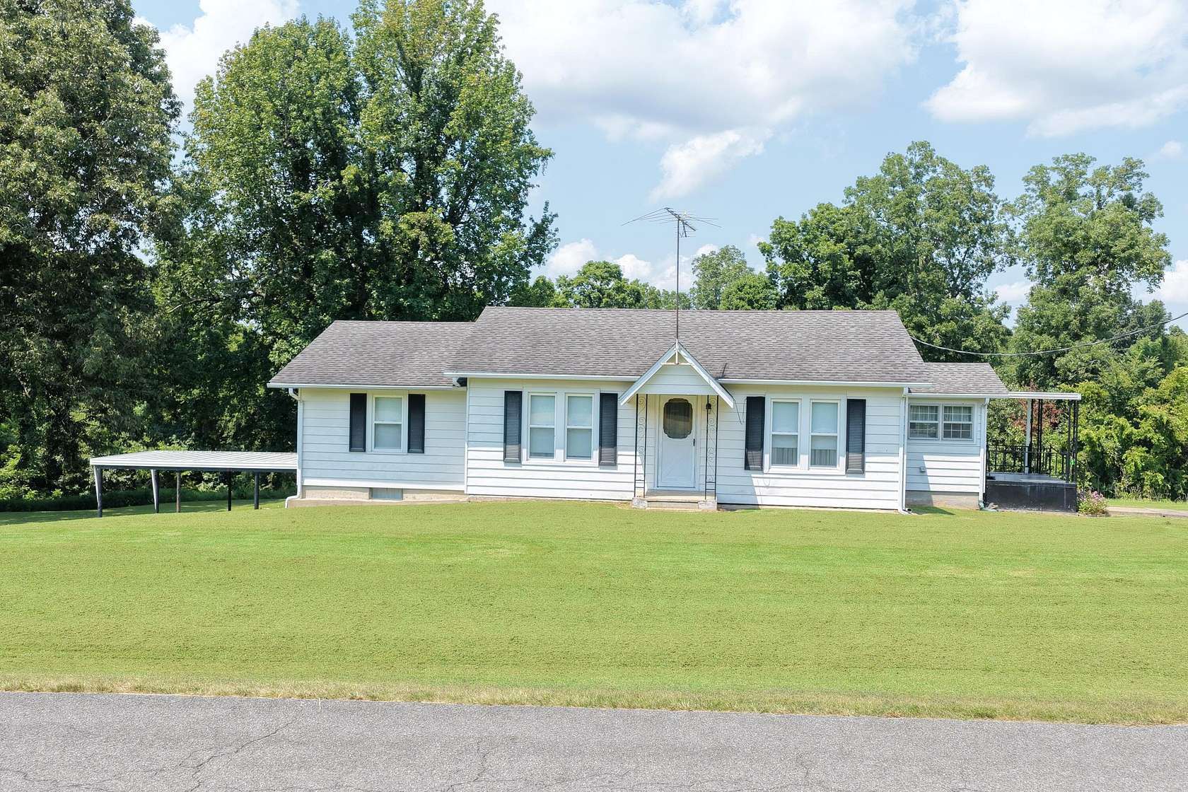 392 Acres of Land with Home for Auction in Wickliffe, Kentucky