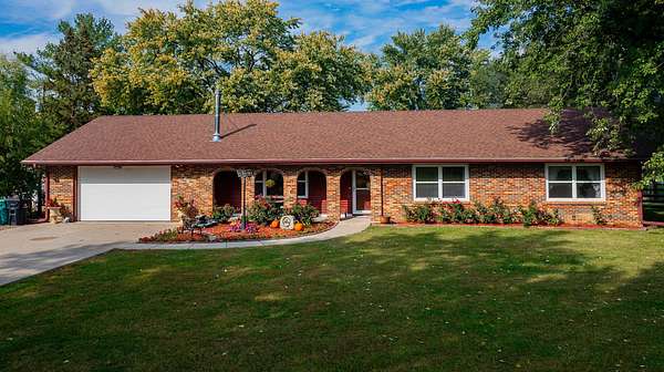 2.16 Acres of Land with Home for Sale in Altoona, Iowa