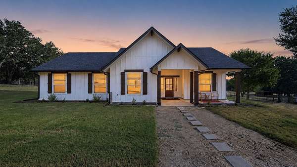 47.3 Acres of Land with Home for Sale in Jonesboro, Texas