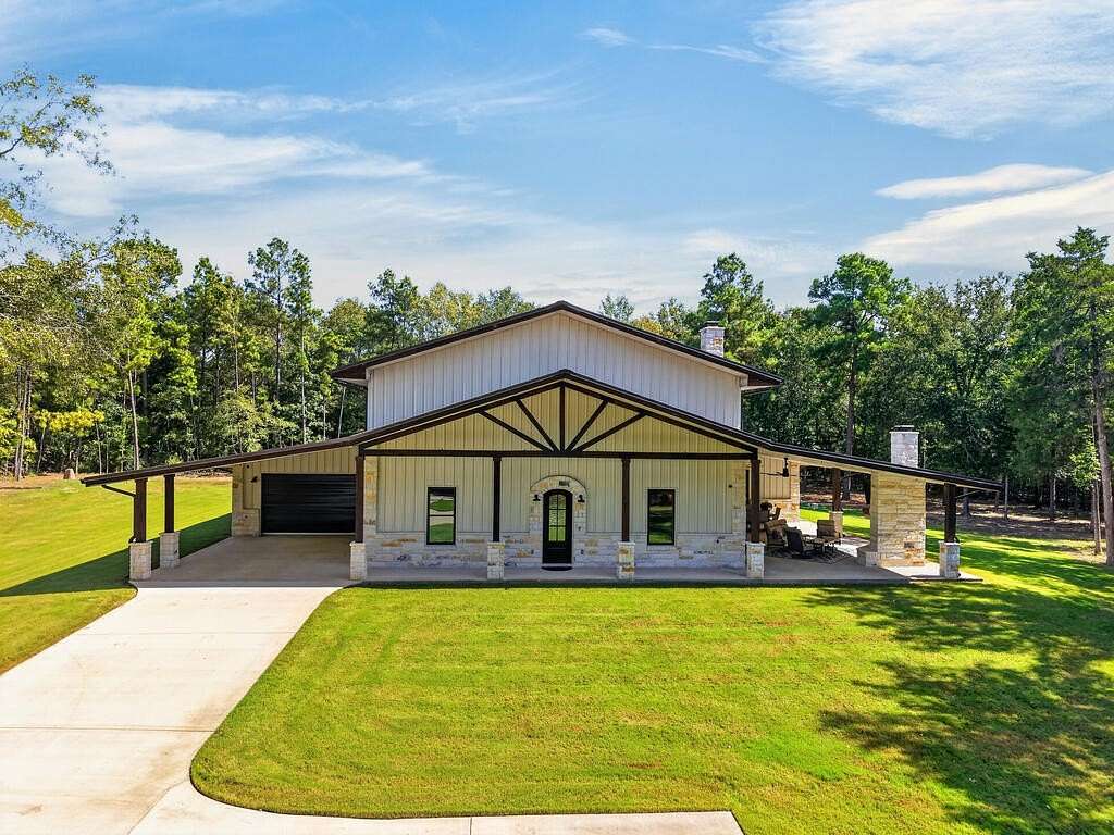 60.1 Acres of Recreational Land with Home for Sale in Crockett, Texas