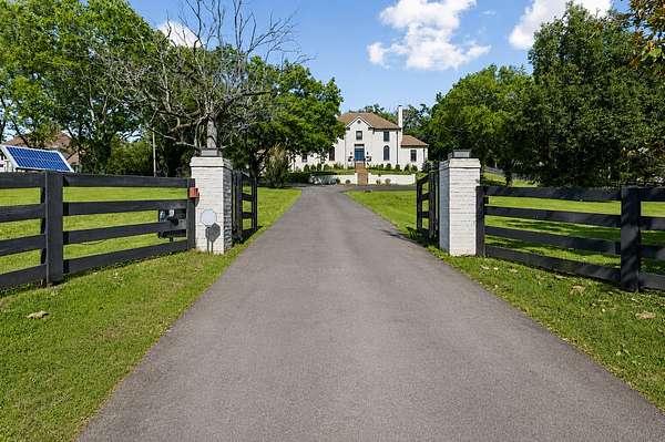 3.1 Acres of Land with Home for Sale in Brentwood, Tennessee