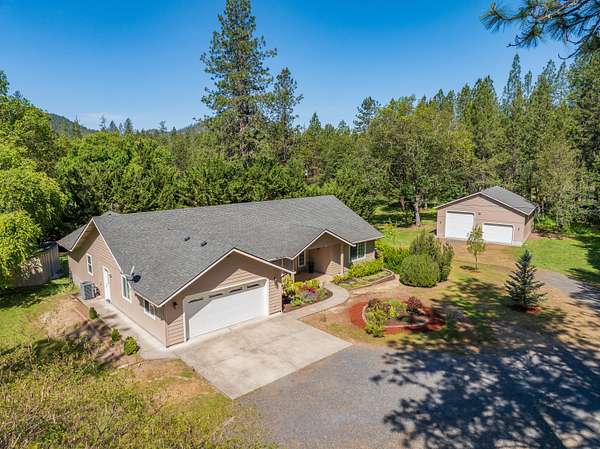 2.5 Acres of Land with Home for Sale in Grants Pass, Oregon