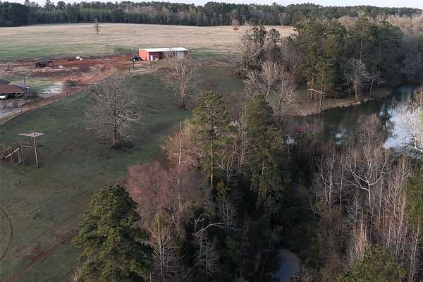 132 Acres of Land with Home for Sale in Jacksonville, Texas