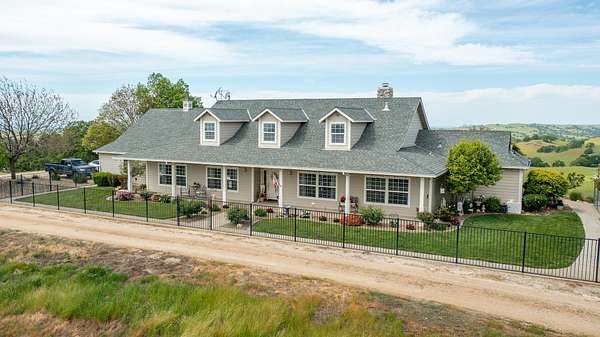 818 Acres of Land with Home for Sale in Le Grand, California