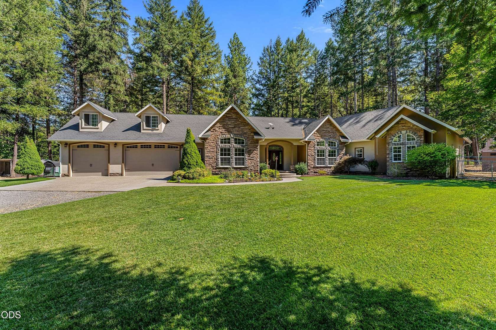 2 Acres of Land with Home for Sale in Grants Pass, Oregon