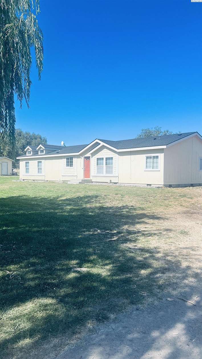 19.3 Acres of Land with Home for Sale in Prosser, Washington