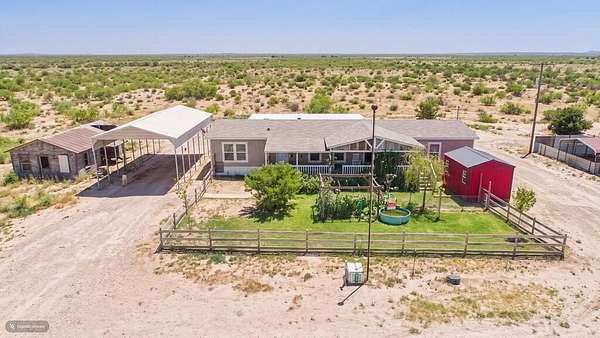 122 Acres of Land with Home for Sale in Grandfalls, Texas