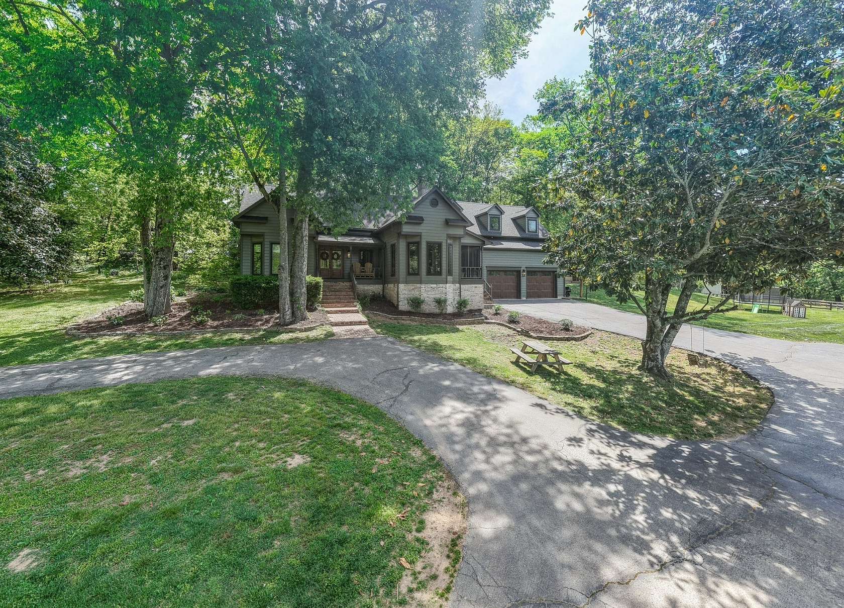 10.3 Acres of Land with Home for Sale in Columbia, Tennessee