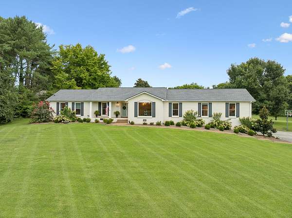 2.63 Acres of Land with Home for Sale in Franklin, Tennessee