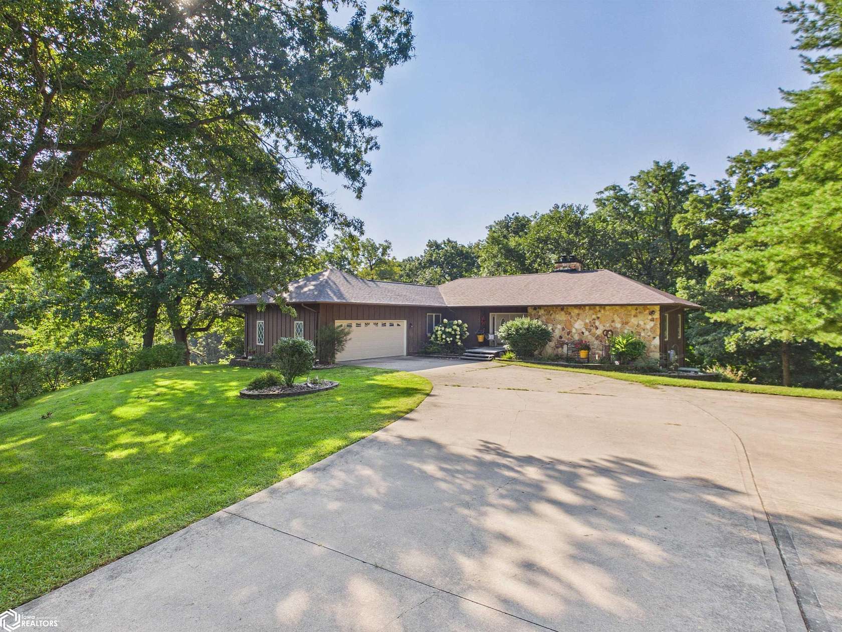 2.76 Acres of Land with Home for Sale in Ottumwa, Iowa
