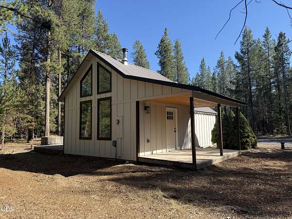 1.53 Acres of Land with Home for Sale in La Pine, Oregon