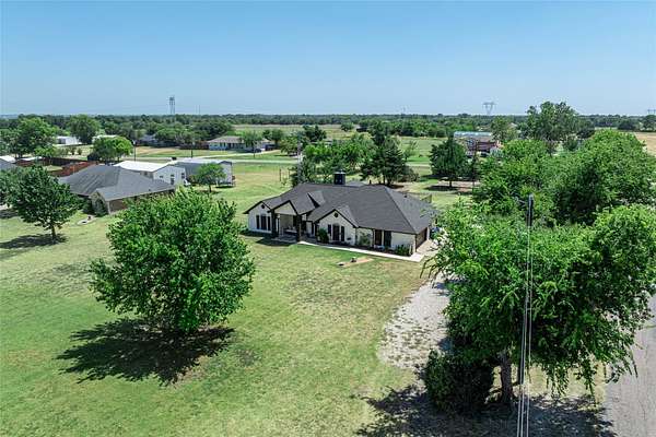 1.5 Acres of Land with Home for Sale in Van Alstyne, Texas
