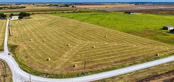 21.9 Acres of Agricultural & Residential Land for Sale in Abbott, Texas