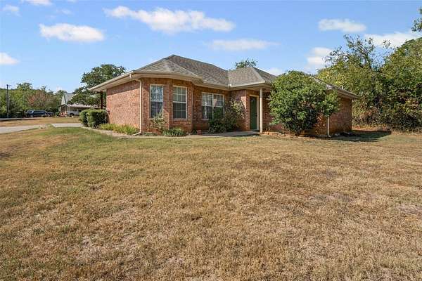 6 Acres of Land with Home for Lease in Weatherford, Texas