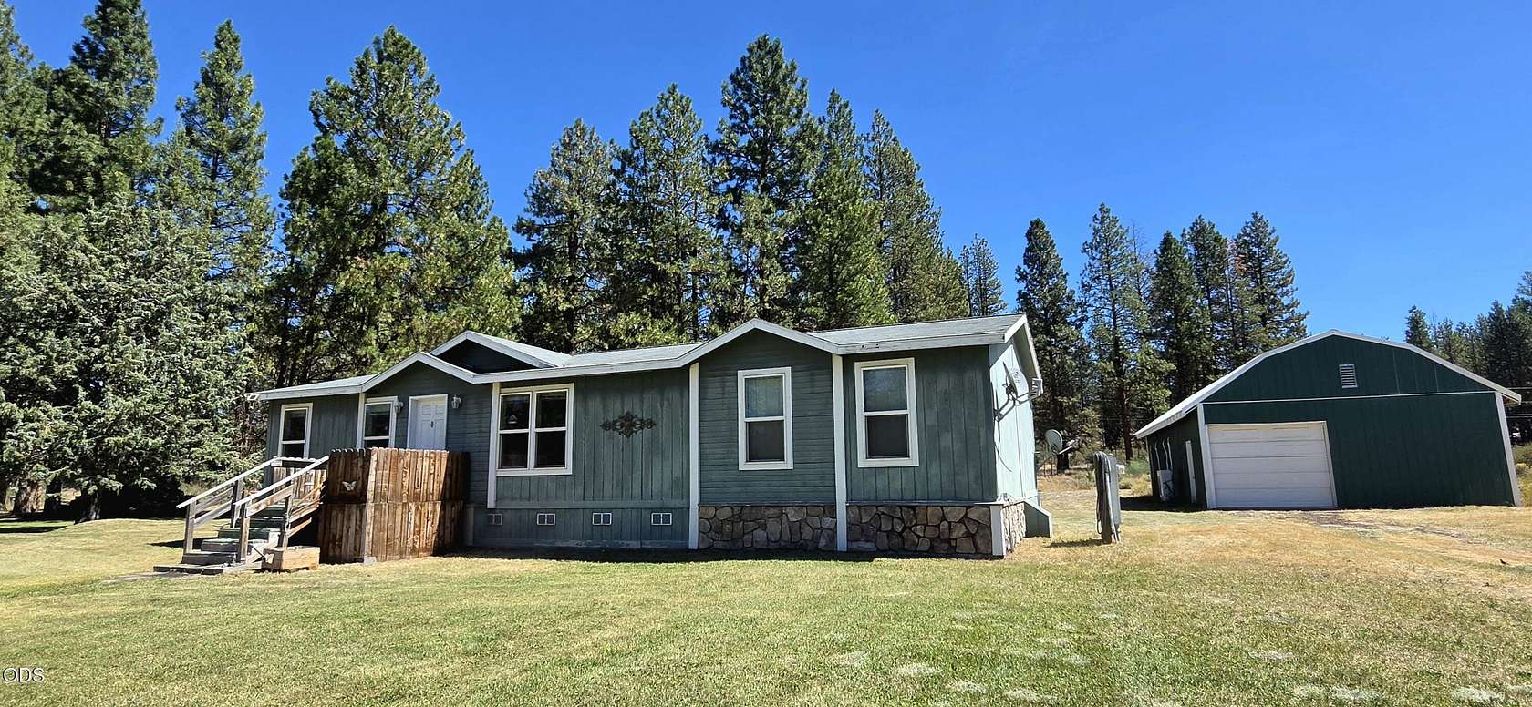 1.65 Acres of Land with Home for Sale in Bonanza, Oregon