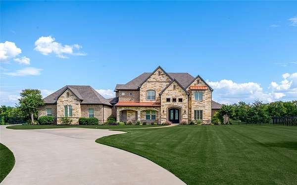 13 Acres of Land with Home for Sale in Sunnyvale, Texas