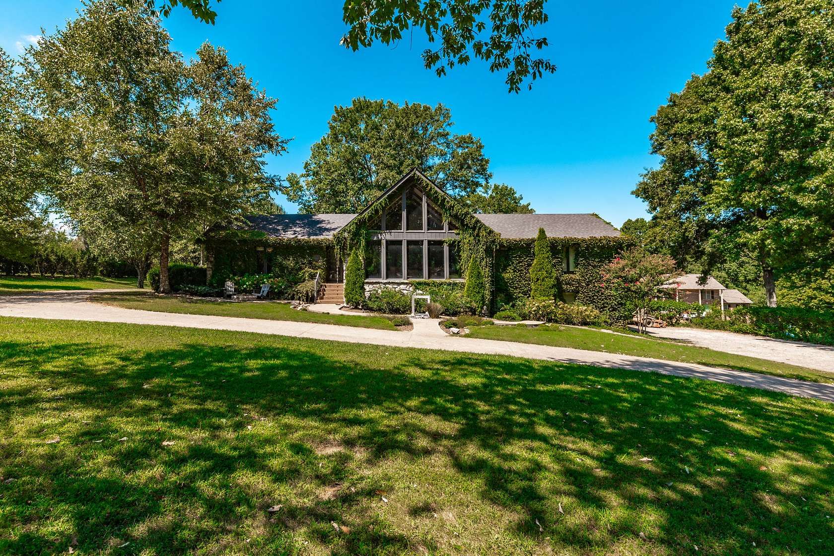 4.64 Acres of Land with Home for Sale in Hendersonville, Tennessee