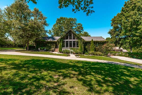 4.64 Acres of Land with Home for Sale in Hendersonville, Tennessee