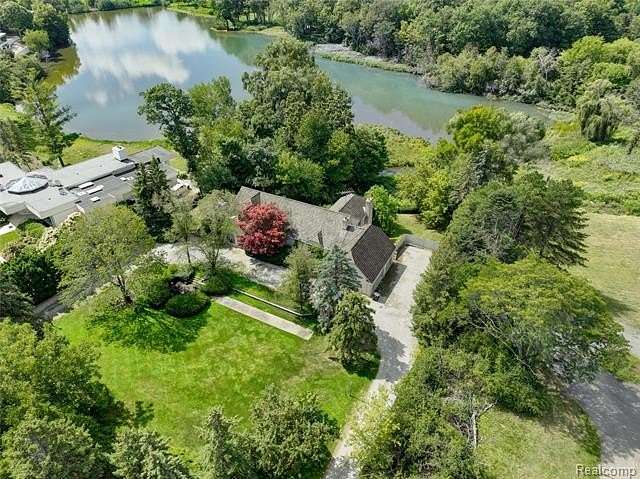 2.29 Acres of Land with Home for Sale in Bloomfield Hills, Michigan