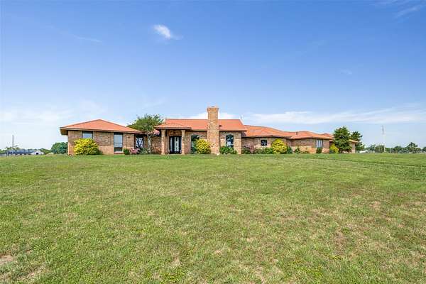 8 Acres of Land with Home for Sale in Whitesboro, Texas