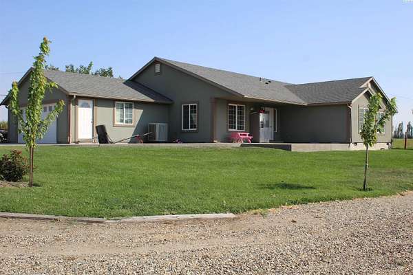 7.75 Acres of Land with Home for Sale in Sunnyside, Washington