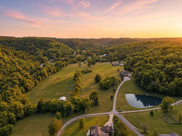 15 Acres of Recreational Land with Home for Sale in Nashville, Tennessee