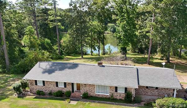 5.5 Acres of Land with Home for Sale in Linden, Alabama