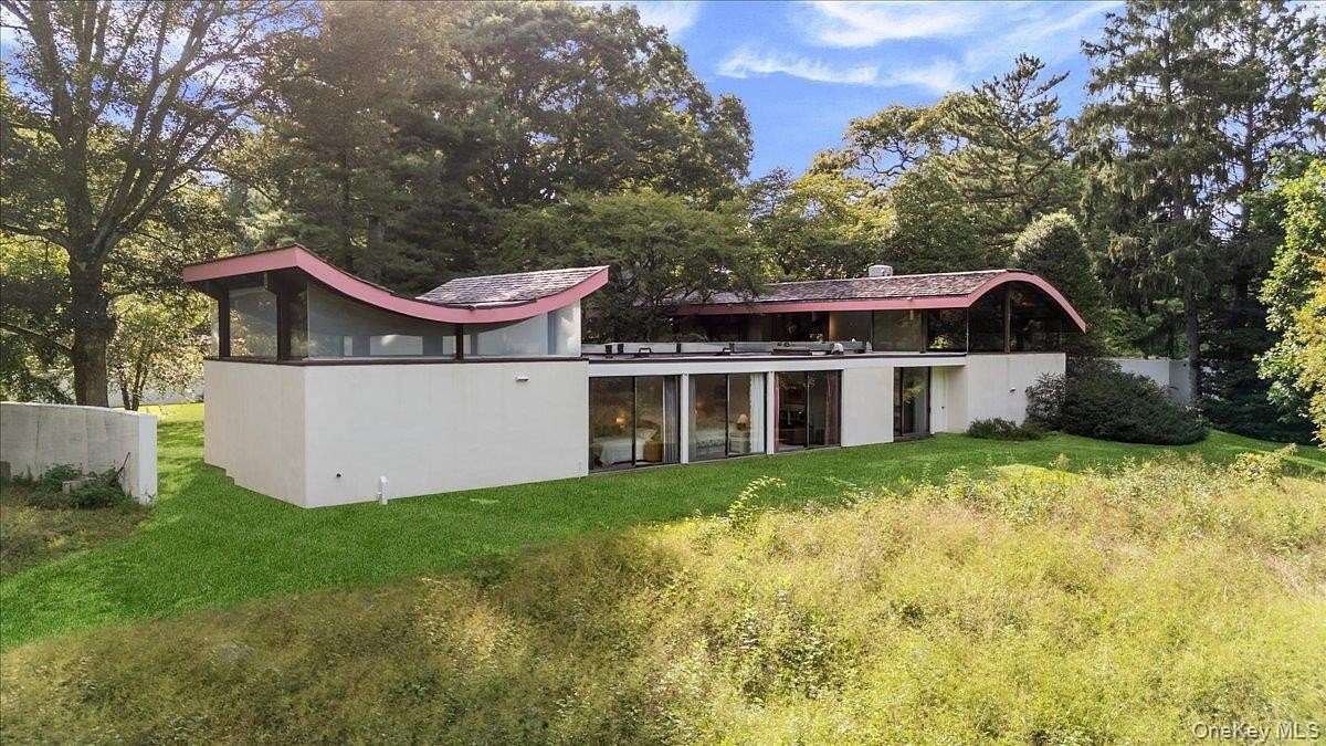 5 Acres of Land with Home for Sale in Matinecock, New York