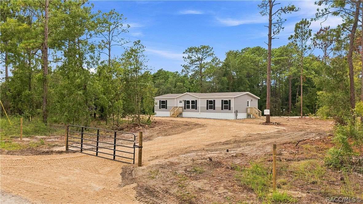 2.5 Acres of Land with Home for Sale in Morriston, Florida
