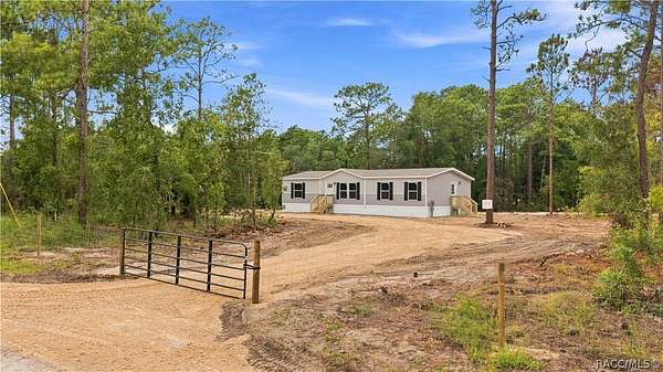 2.5 Acres of Land with Home for Sale in Morriston, Florida