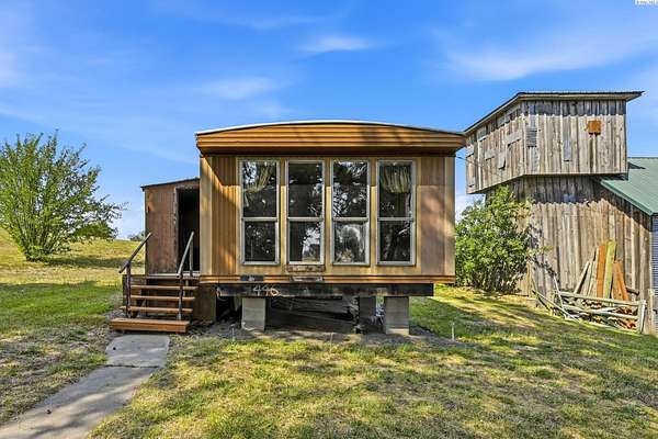 0.89 Acres of Land with Home for Sale in Garfield, Washington
