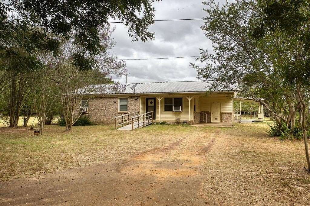 19 Acres of Land with Home for Sale in Palestine, Texas