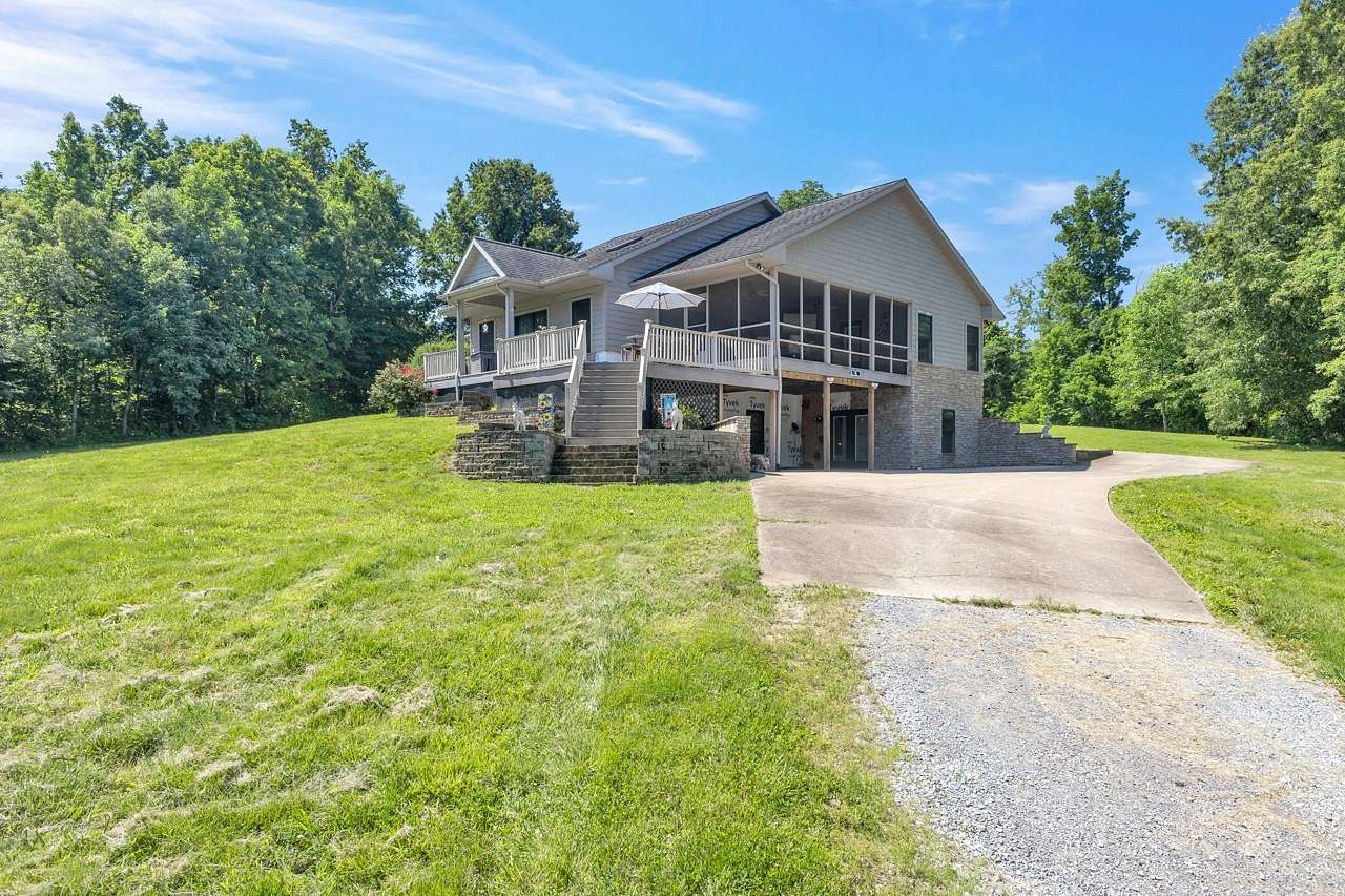 39.5 Acres of Land with Home for Sale in Cadiz, Kentucky