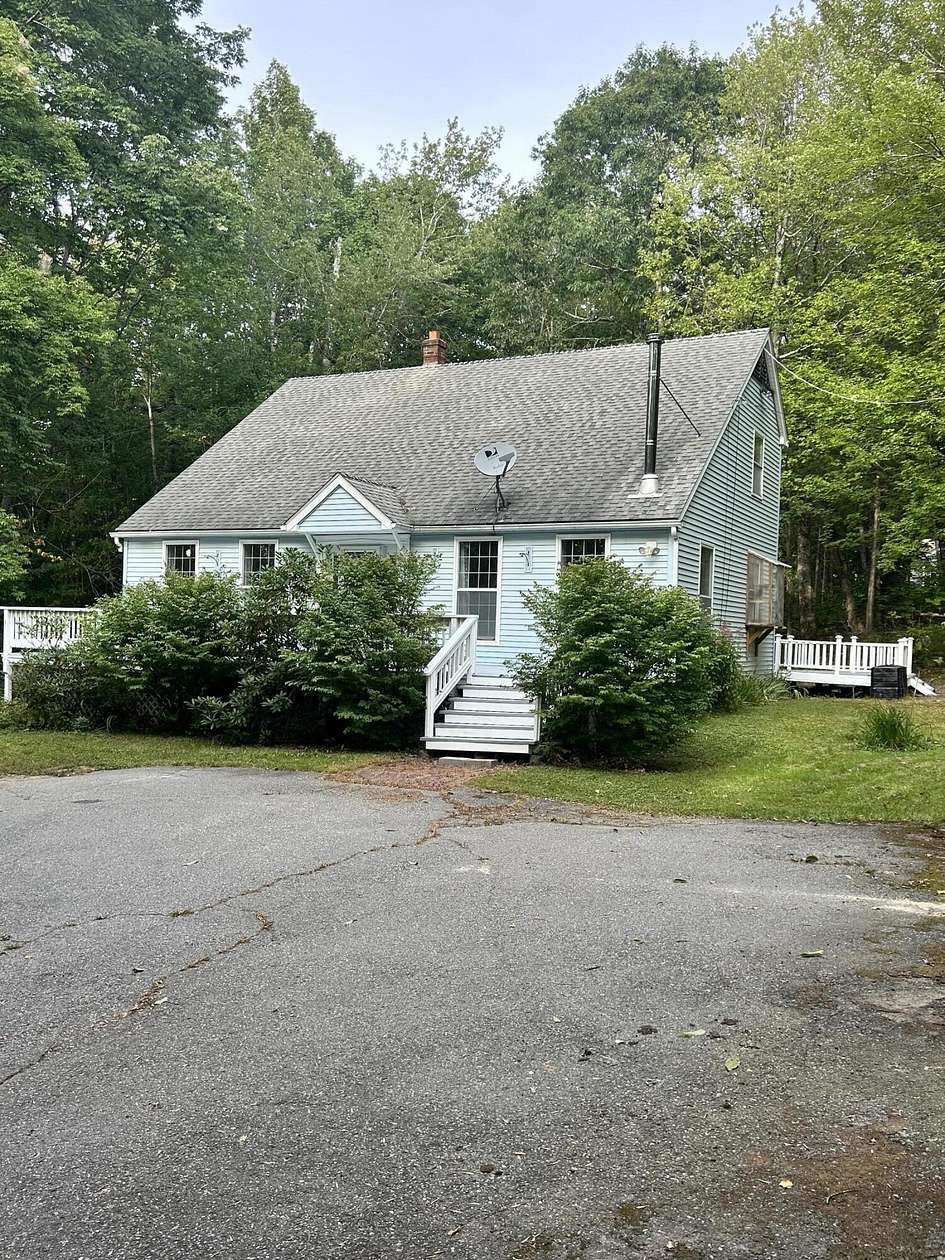 1.84 Acres of Improved Mixed-Use Land for Sale in Newburgh Town, Maine