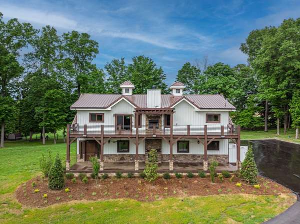 7 Acres of Land with Home for Sale in Springfield, Tennessee