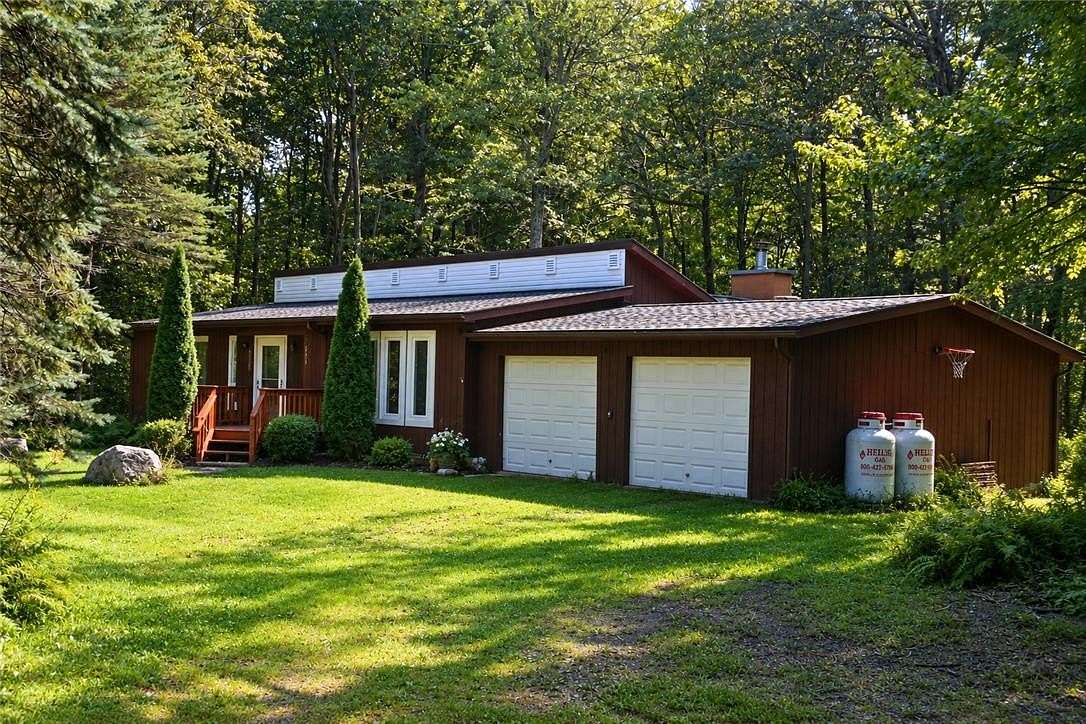 1.65 Acres of Land with Home for Sale in Canadensis, Pennsylvania