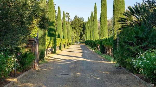 23.5 Acres of Land with Home for Sale in St. Helena, California