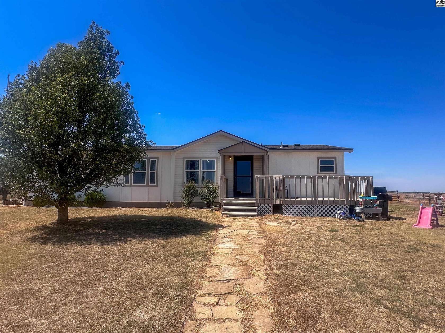 14.4 Acres of Land with Home for Sale in Pratt, Kansas