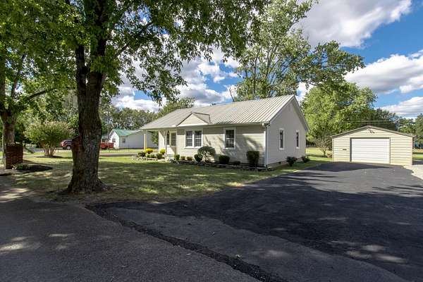 1.59 Acres of Land with Home for Sale in Murfreesboro, Tennessee